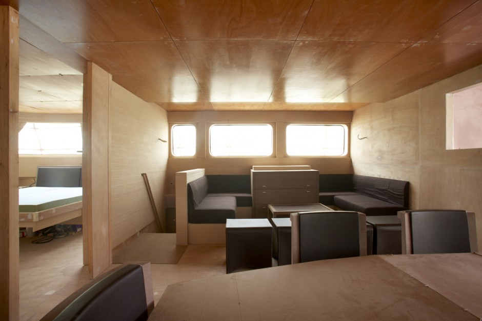 Mobilier du salon du Kéréon 78', un design de Luc Simon, un construction du chantier naval du groupe Simon à Kénitra (Maroc).